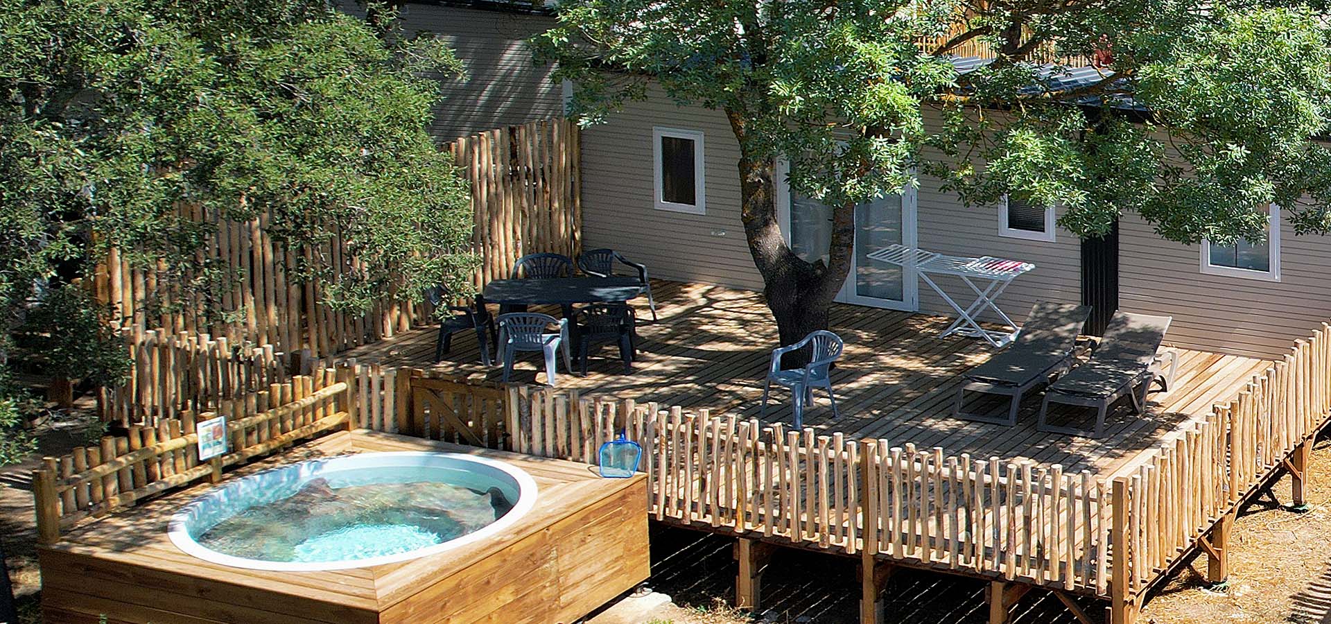Camping porto vecchio bungalow 600 arbre dans terrasse bain de detente drone